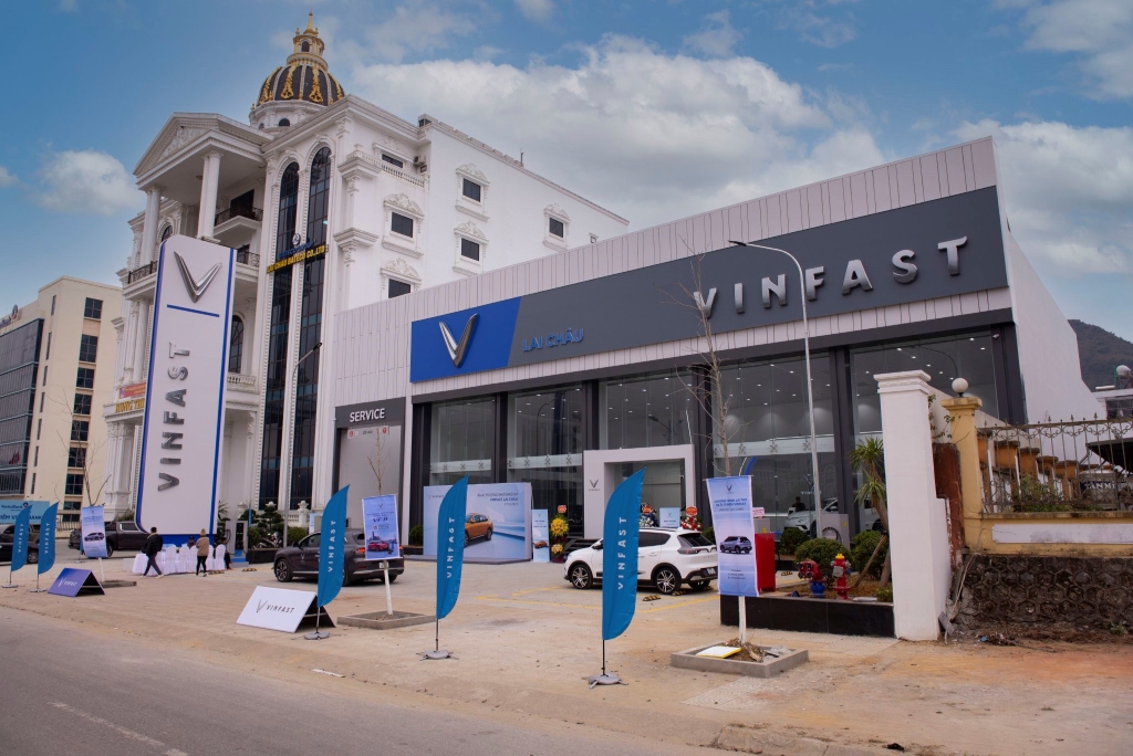 Showroom VinFast 3S Lai Châu thu hút hàng trăm khách hàng đến thăm quan và lái thử xe ngay ngày khai trương